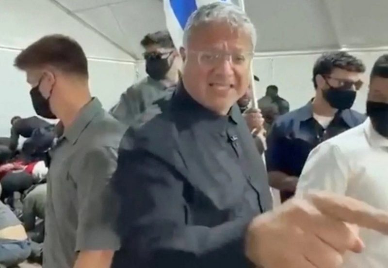 Itamar Ben Gvir, Rabu (20/5), mengunggah video perlakuan tidak manusiawi pasukan Zionis terhadap para aktivis GSF. Foto: Ist.
