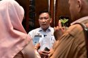 Kepala Dinas Komunikasi dan Informatika Pemprov Sumut, Erwin Hotmansah Harahap, memberikan keterangan kepada awak media terkait rencana pembangunan Tower B RS Haji Medan yang menelan estimasi biaya konstruksi Rp484 miliar. Ia menegaskan angka tersebut belum mutlak dan bisa berubah, serta menjelaskan alur birokrasi dan skema pinjaman dari Korea Selatan yang dirancang jauh sebelum masa kepemimpinan Gubernur Bobby Nasution, di Medan, Sabtu (23/5/2026). Foto: Ist.