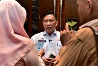 Kepala Dinas Komunikasi dan Informatika Pemprov Sumut, Erwin Hotmansah Harahap, memberikan keterangan kepada awak media terkait rencana pembangunan Tower B RS Haji Medan yang menelan estimasi biaya konstruksi Rp484 miliar. Ia menegaskan angka tersebut belum mutlak dan bisa berubah, serta menjelaskan alur birokrasi dan skema pinjaman dari Korea Selatan yang dirancang jauh sebelum masa kepemimpinan Gubernur Bobby Nasution, di Medan, Sabtu (23/5/2026). Foto: Ist.