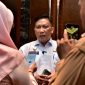 Kepala Dinas Komunikasi dan Informatika Pemprov Sumut, Erwin Hotmansah Harahap, memberikan keterangan kepada awak media terkait rencana pembangunan Tower B RS Haji Medan yang menelan estimasi biaya konstruksi Rp484 miliar. Ia menegaskan angka tersebut belum mutlak dan bisa berubah, serta menjelaskan alur birokrasi dan skema pinjaman dari Korea Selatan yang dirancang jauh sebelum masa kepemimpinan Gubernur Bobby Nasution, di Medan, Sabtu (23/5/2026). Foto: Ist.