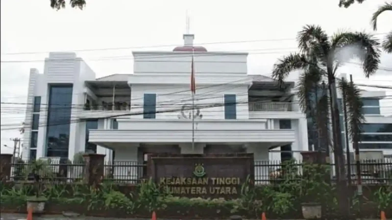 Gedung Kejaksaan Tinggi Sumatera Utara (Kejati Sumut) di Medan. Pemko Medan telah mengalokasikan dana sebesar Rp300 juta dari APBD 2026 untuk rehabilitasi ruang kerja Asisten Pengawasan dan Koordinator di lingkungan kantor ini, dengan luas bangunan yang akan diperbaiki mencapai 60 meter persegi. Foto: Ist.