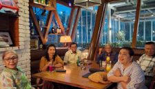 Suasana kehangatan dan keakraban mewarnai pertemuan para tokoh pendiri Kabupaten Samosir di Sport Stube Resto, Pondok Indah Golf, Jakarta, Kamis (28/5/2026). Foto: Ist.