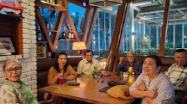 Suasana kehangatan dan keakraban mewarnai pertemuan para tokoh pendiri Kabupaten Samosir di Sport Stube Resto, Pondok Indah Golf, Jakarta, Kamis (28/5/2026). Foto: Ist.