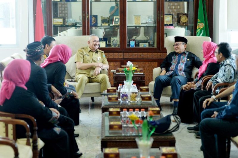 Penjabat (Pj) Sekretaris Daerah Provinsi (Sekdaprov) Sumut, Sulaiman Harahap, saat menerima audiensi pengurus Asosiasi Eksportir dan Produsen Handicraft Indonesia (ASEPHI) di Kantor Gubernur Sumut, Jalan Diponegoro Nomor 30 Medan, Senin (25/5/2026). Foto: Ist.
