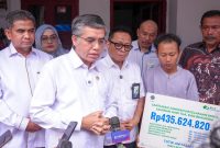 Menteri Ketenagakerjaan Yassierli saat menyerahkan santunan senilai Rp435.624.820 kepada ahli waris korban kecelakaan kereta api di Bekasi. Santunan tersebut meliputi Jaminan Kecelakaan Kerja, biaya pemakaman, Jaminan Hari Tua, serta beasiswa pendidikan bagi anak. Foto: Ist.