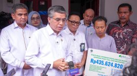 Menteri Ketenagakerjaan Yassierli saat menyerahkan santunan senilai Rp435.624.820 kepada ahli waris korban kecelakaan kereta api di Bekasi. Santunan tersebut meliputi Jaminan Kecelakaan Kerja, biaya pemakaman, Jaminan Hari Tua, serta beasiswa pendidikan bagi anak. Foto: Ist.