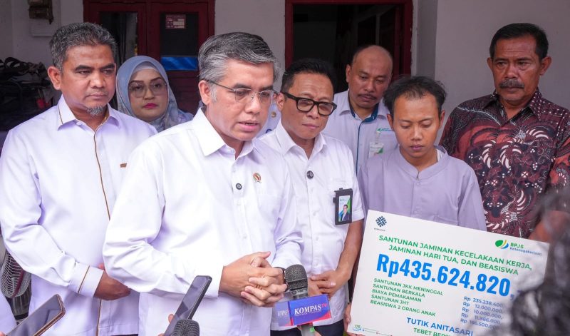 Menteri Ketenagakerjaan Yassierli saat menyerahkan santunan senilai Rp435.624.820 kepada ahli waris korban kecelakaan kereta api di Bekasi. Santunan tersebut meliputi Jaminan Kecelakaan Kerja, biaya pemakaman, Jaminan Hari Tua, serta beasiswa pendidikan bagi anak. Foto: Ist.