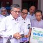 Menteri Ketenagakerjaan Yassierli saat menyerahkan santunan senilai Rp435.624.820 kepada ahli waris korban kecelakaan kereta api di Bekasi. Santunan tersebut meliputi Jaminan Kecelakaan Kerja, biaya pemakaman, Jaminan Hari Tua, serta beasiswa pendidikan bagi anak. Foto: Ist.