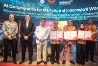 Momen penandatanganan Nota Kesepahaman Bersama antara Kementerian Ketenagakerjaan, Wadhwani Foundation, dan PT Indosat Tbk. Kerja sama ini ditujukan untuk memperkuat ekosistem ketenagakerjaan nasional melalui pengembangan SDM berbasis teknologi digital dan kecerdasan buatan. Foto: Ist.