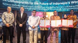 Momen penandatanganan Nota Kesepahaman Bersama antara Kementerian Ketenagakerjaan, Wadhwani Foundation, dan PT Indosat Tbk. Kerja sama ini ditujukan untuk memperkuat ekosistem ketenagakerjaan nasional melalui pengembangan SDM berbasis teknologi digital dan kecerdasan buatan. Foto: Ist.