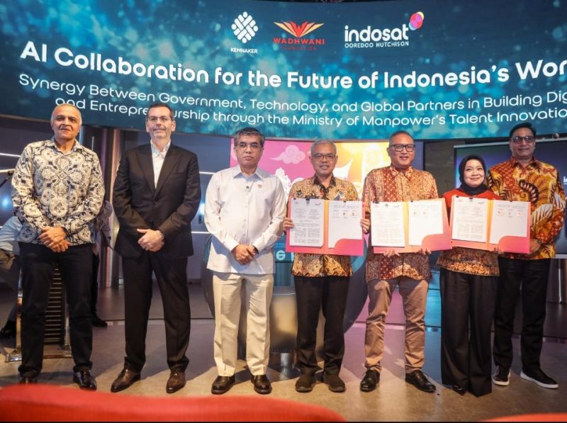Momen penandatanganan Nota Kesepahaman Bersama antara Kementerian Ketenagakerjaan, Wadhwani Foundation, dan PT Indosat Tbk. Kerja sama ini ditujukan untuk memperkuat ekosistem ketenagakerjaan nasional melalui pengembangan SDM berbasis teknologi digital dan kecerdasan buatan. Foto: Ist.