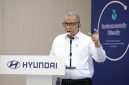 Wakil Menteri Ketenagakerjaan, Afriansyah Noor, saat memberikan keterangan dalam acara Hyundai EV Ecosystem Tour di Cikarang, Bekasi, Selasa (5/5/2026). Ia menekankan pentingnya penyiapan SDM kompeten untuk memenuhi kebutuhan industri hijau dan kendaraan listrik yang tumbuh pesat. Foto: Ist.