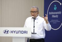 Wakil Menteri Ketenagakerjaan, Afriansyah Noor, saat memberikan keterangan dalam acara Hyundai EV Ecosystem Tour di Cikarang, Bekasi, Selasa (5/5/2026). Ia menekankan pentingnya penyiapan SDM kompeten untuk memenuhi kebutuhan industri hijau dan kendaraan listrik yang tumbuh pesat. Foto: Ist.