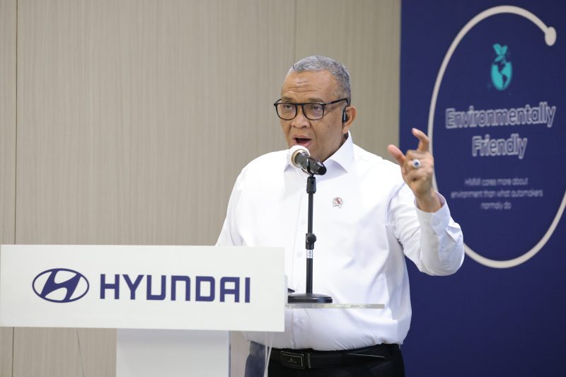 Wakil Menteri Ketenagakerjaan, Afriansyah Noor, saat memberikan keterangan dalam acara Hyundai EV Ecosystem Tour di Cikarang, Bekasi, Selasa (5/5/2026). Ia menekankan pentingnya penyiapan SDM kompeten untuk memenuhi kebutuhan industri hijau dan kendaraan listrik yang tumbuh pesat. Foto: Ist.