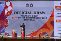 Suasana acara pengundian atau official draw turnamen ASEAN U-19 Boys' Championship 2026 yang digelar di Kantor Gubernur Sumatera Utara. Terlihat layar besar menampilkan pembagian pot dan hasil pengelompokan tim-tim peserta, di mana Timnas Indonesia U-19 sebagai tuan rumah dan juara bertahan masuk di Grup A bersama Vietnam, Timor Leste, dan Myanmar. Foto: Miranda.