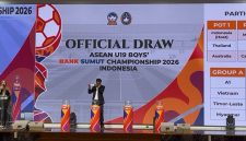 Suasana acara pengundian atau official draw turnamen ASEAN U-19 Boys' Championship 2026 yang digelar di Kantor Gubernur Sumatera Utara. Terlihat layar besar menampilkan pembagian pot dan hasil pengelompokan tim-tim peserta, di mana Timnas Indonesia U-19 sebagai tuan rumah dan juara bertahan masuk di Grup A bersama Vietnam, Timor Leste, dan Myanmar. Foto: Miranda.