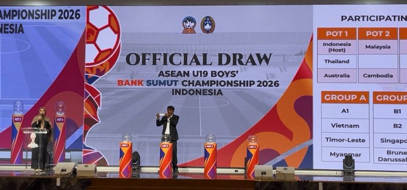 Suasana acara pengundian atau official draw turnamen ASEAN U-19 Boys' Championship 2026 yang digelar di Kantor Gubernur Sumatera Utara. Terlihat layar besar menampilkan pembagian pot dan hasil pengelompokan tim-tim peserta, di mana Timnas Indonesia U-19 sebagai tuan rumah dan juara bertahan masuk di Grup A bersama Vietnam, Timor Leste, dan Myanmar. Foto: Miranda.