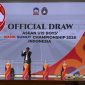 Suasana acara pengundian atau official draw turnamen ASEAN U-19 Boys' Championship 2026 yang digelar di Kantor Gubernur Sumatera Utara. Terlihat layar besar menampilkan pembagian pot dan hasil pengelompokan tim-tim peserta, di mana Timnas Indonesia U-19 sebagai tuan rumah dan juara bertahan masuk di Grup A bersama Vietnam, Timor Leste, dan Myanmar. Foto: Miranda.