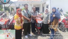 Penyerahan Bantuan Alat Mesin Pertanian TR2 Amberjeck di Labuhanbatu Utara, Kamis (07/05/2026). Penyerahan ini dilakukan langsung oleh Direktur Politeknik Pembangunan Pertanian (Polbangtan) Medan, Dr. Nurliana Harahap, bersama Kepala Dinas Pertanian Kabupaten Labuhanbatu Utara, Drh. Sudarija. Foto: GS
