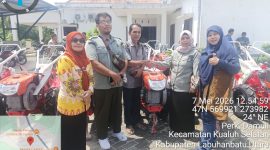 Penyerahan Bantuan Alat Mesin Pertanian TR2 Amberjeck di Labuhanbatu Utara, Kamis (07/05/2026). Penyerahan ini dilakukan langsung oleh Direktur Politeknik Pembangunan Pertanian (Polbangtan) Medan, Dr. Nurliana Harahap, bersama Kepala Dinas Pertanian Kabupaten Labuhanbatu Utara, Drh. Sudarija. Foto: GS
