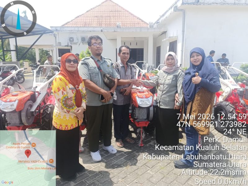 Penyerahan Bantuan Alat Mesin Pertanian TR2 Amberjeck di Labuhanbatu Utara, Kamis (07/05/2026). Penyerahan ini dilakukan langsung oleh Direktur Politeknik Pembangunan Pertanian (Polbangtan) Medan, Dr. Nurliana Harahap, bersama Kepala Dinas Pertanian Kabupaten Labuhanbatu Utara, Drh. Sudarija. Foto: GS
