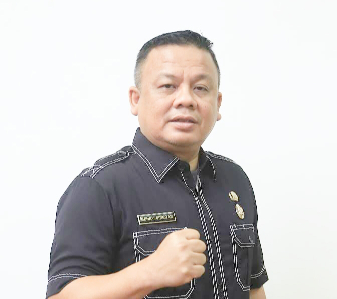Benny Sinomba Siregar, birokrat senior Pemerintah Kota Medan yang kini menjabat sebagai Kepala Dinas Perpustakaan dan Kearsipan. Sebelumnya, nama Benny sangat dikenal masyarakat karena dedikasinya yang luar biasa selama memimpin Dinas Pendidikan dan Kebudayaan Kota Medan, bahkan dijuluki sebagai 