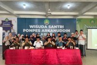 Foto bersama usai Penandatanganan MoU KPAD Labuhanbatu Utara dan Ponpes Arkanuddin, Rabu (7/5/2026). Tampak jajaran KPAD, pimpinan pesantren, serta para asatidz berfoto bersama, menandai dimulainya sinergi perlindungan anak demi lingkungan pesantren yang aman dan ramah anak. Foto: GS