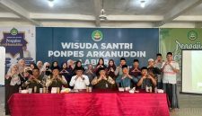 Foto bersama usai Penandatanganan MoU KPAD Labuhanbatu Utara dan Ponpes Arkanuddin, Rabu (7/5/2026). Tampak jajaran KPAD, pimpinan pesantren, serta para asatidz berfoto bersama, menandai dimulainya sinergi perlindungan anak demi lingkungan pesantren yang aman dan ramah anak. Foto: GS