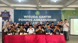 Foto bersama usai Penandatanganan MoU KPAD Labuhanbatu Utara dan Ponpes Arkanuddin, Rabu (7/5/2026). Tampak jajaran KPAD, pimpinan pesantren, serta para asatidz berfoto bersama, menandai dimulainya sinergi perlindungan anak demi lingkungan pesantren yang aman dan ramah anak. Foto: GS