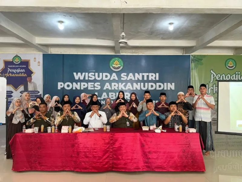 Foto bersama usai Penandatanganan MoU KPAD Labuhanbatu Utara dan Ponpes Arkanuddin, Rabu (7/5/2026). Tampak jajaran KPAD, pimpinan pesantren, serta para asatidz berfoto bersama, menandai dimulainya sinergi perlindungan anak demi lingkungan pesantren yang aman dan ramah anak. Foto: GS