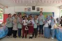 Jajaran Pimpinan dan Perwakilan dari PT Socfin Indonesia Kebun Aek Pamingke berfoto bersama para siswa serta tenaga pendidik di SDN 112322 Padang Nabidang. Foto: GS