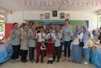 Jajaran Pimpinan dan Perwakilan dari PT Socfin Indonesia Kebun Aek Pamingke berfoto bersama para siswa serta tenaga pendidik di SDN 112322 Padang Nabidang. Foto: GS