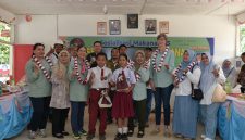 Jajaran Pimpinan dan Perwakilan dari PT Socfin Indonesia Kebun Aek Pamingke berfoto bersama para siswa serta tenaga pendidik di SDN 112322 Padang Nabidang. Foto: GS