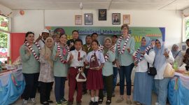 Jajaran Pimpinan dan Perwakilan dari PT Socfin Indonesia Kebun Aek Pamingke berfoto bersama para siswa serta tenaga pendidik di SDN 112322 Padang Nabidang. Foto: GS