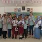 Jajaran Pimpinan dan Perwakilan dari PT Socfin Indonesia Kebun Aek Pamingke berfoto bersama para siswa serta tenaga pendidik di SDN 112322 Padang Nabidang. Foto: GS