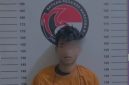 Tersangka Lubis (21) saat menjalani proses identifikasi di Satuan Reserse Narkoba Polres Labuhanbatu, setelah diamankan karena kedapatan memiliki dan berniat mengedarkan narkotika jenis sabu serta puluhan butir pil ekstasi di kawasan Perumahan Puri, Kampung Baru, Kecamatan Rantau Utara, Kabupaten Labuhanbatu, Kamis (14/5). Foto: GS