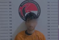 Tersangka Lubis (21) saat menjalani proses identifikasi di Satuan Reserse Narkoba Polres Labuhanbatu, setelah diamankan karena kedapatan memiliki dan berniat mengedarkan narkotika jenis sabu serta puluhan butir pil ekstasi di kawasan Perumahan Puri, Kampung Baru, Kecamatan Rantau Utara, Kabupaten Labuhanbatu, Kamis (14/5). Foto: GS