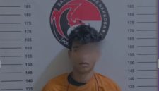 Tersangka Lubis (21) saat menjalani proses identifikasi di Satuan Reserse Narkoba Polres Labuhanbatu, setelah diamankan karena kedapatan memiliki dan berniat mengedarkan narkotika jenis sabu serta puluhan butir pil ekstasi di kawasan Perumahan Puri, Kampung Baru, Kecamatan Rantau Utara, Kabupaten Labuhanbatu, Kamis (14/5). Foto: GS