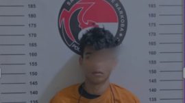 Tersangka Lubis (21) saat menjalani proses identifikasi di Satuan Reserse Narkoba Polres Labuhanbatu, setelah diamankan karena kedapatan memiliki dan berniat mengedarkan narkotika jenis sabu serta puluhan butir pil ekstasi di kawasan Perumahan Puri, Kampung Baru, Kecamatan Rantau Utara, Kabupaten Labuhanbatu, Kamis (14/5). Foto: GS