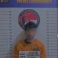 Tersangka Lubis (21) saat menjalani proses identifikasi di Satuan Reserse Narkoba Polres Labuhanbatu, setelah diamankan karena kedapatan memiliki dan berniat mengedarkan narkotika jenis sabu serta puluhan butir pil ekstasi di kawasan Perumahan Puri, Kampung Baru, Kecamatan Rantau Utara, Kabupaten Labuhanbatu, Kamis (14/5). Foto: GS