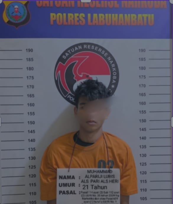 Tersangka Lubis (21) saat menjalani proses identifikasi di Satuan Reserse Narkoba Polres Labuhanbatu, setelah diamankan karena kedapatan memiliki dan berniat mengedarkan narkotika jenis sabu serta puluhan butir pil ekstasi di kawasan Perumahan Puri, Kampung Baru, Kecamatan Rantau Utara, Kabupaten Labuhanbatu, Kamis (14/5). Foto: GS