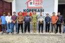Dandim 0209/LB Hanung Kaptiaji bersama sejumlah orang saat berada di depan Koperasi Desa Merah Putih. Foto: GS