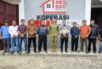 Dandim 0209/LB Hanung Kaptiaji bersama sejumlah orang saat berada di depan Koperasi Desa Merah Putih. Foto: GS