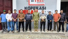 Dandim 0209/LB Hanung Kaptiaji bersama sejumlah orang saat berada di depan Koperasi Desa Merah Putih. Foto: GS