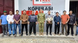 Dandim 0209/LB Hanung Kaptiaji bersama sejumlah orang saat berada di depan Koperasi Desa Merah Putih. Foto: GS