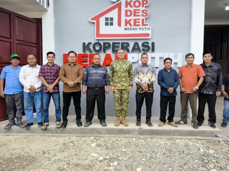 Dandim 0209/LB Hanung Kaptiaji bersama sejumlah orang saat berada di depan Koperasi Desa Merah Putih. Foto: GS