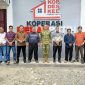 Dandim 0209/LB Hanung Kaptiaji bersama sejumlah orang saat berada di depan Koperasi Desa Merah Putih. Foto: GS