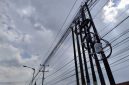 Tampak sejumlah tiang dan kabel jaringan milik penyedia layanan internet swasta yang berdiri berjejer di sepanjang ruang milik jalan di wilayah Kabupaten Labuhanbatu Utara. Keberadaan infrastruktur ini kini menjadi sorotan terkait kepemilikan izin resmi, pemanfaatan fasilitas umum, serta kontribusi terhadap Pendapatan Asli Daerah (PAD), mendorong pemerintah melakukan pendataan dan penertiban. Foto: GS
