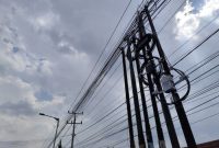 Tampak sejumlah tiang dan kabel jaringan milik penyedia layanan internet swasta yang berdiri berjejer di sepanjang ruang milik jalan di wilayah Kabupaten Labuhanbatu Utara. Keberadaan infrastruktur ini kini menjadi sorotan terkait kepemilikan izin resmi, pemanfaatan fasilitas umum, serta kontribusi terhadap Pendapatan Asli Daerah (PAD), mendorong pemerintah melakukan pendataan dan penertiban. Foto: GS