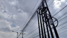 Tampak sejumlah tiang dan kabel jaringan milik penyedia layanan internet swasta yang berdiri berjejer di sepanjang ruang milik jalan di wilayah Kabupaten Labuhanbatu Utara. Keberadaan infrastruktur ini kini menjadi sorotan terkait kepemilikan izin resmi, pemanfaatan fasilitas umum, serta kontribusi terhadap Pendapatan Asli Daerah (PAD), mendorong pemerintah melakukan pendataan dan penertiban. Foto: GS